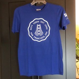 🍸 NWOT! Skyy Vodka signature blue sustainable t-shirt size small